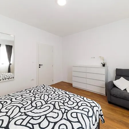 Three-bedroom Dina Appartamento Zara