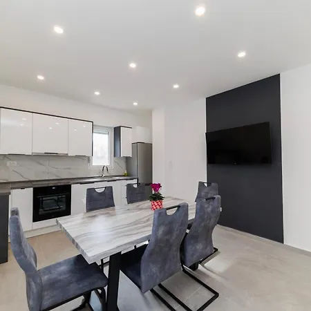 Appartamento Three-bedroom Dina