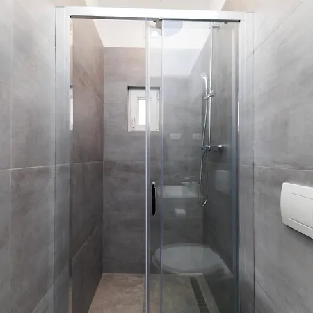 Appartamento Three-bedroom Dina *