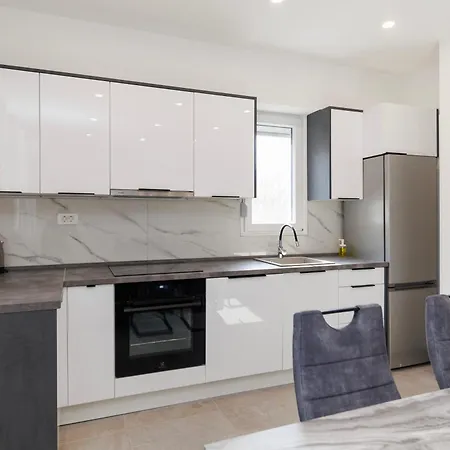 Three-bedroom Dina Appartamento *