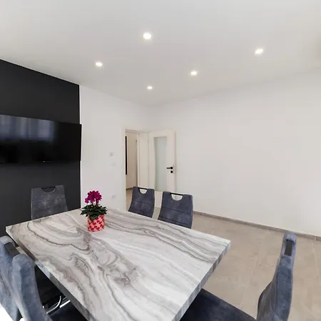 Appartamento Three-bedroom Dina