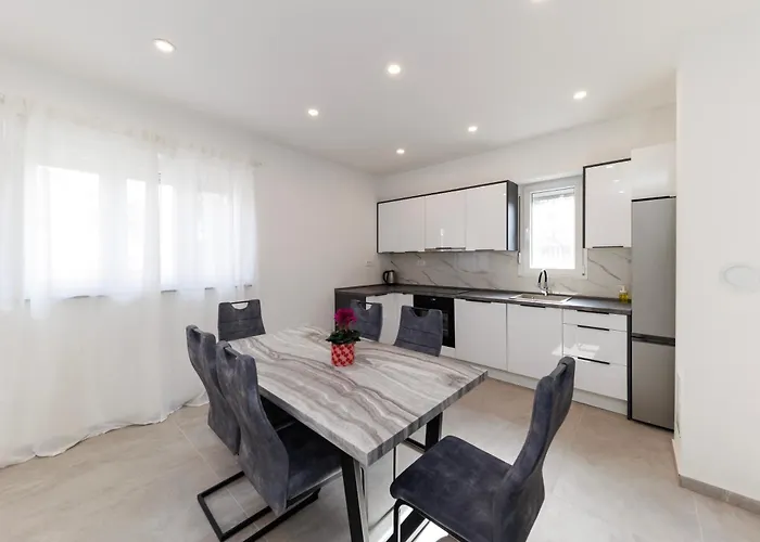 Three-bedroom Dina * Zadar