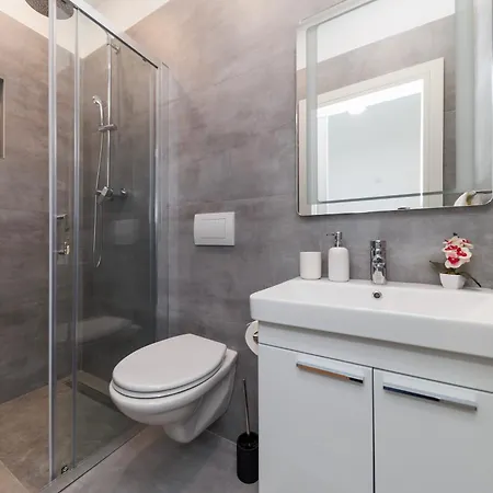 Three-bedroom Dina דירה