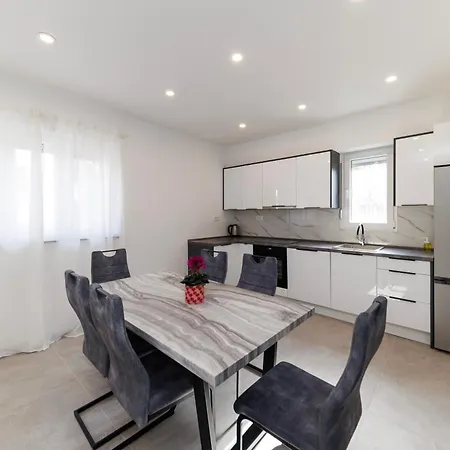 Three-bedroom Dina * Zadar