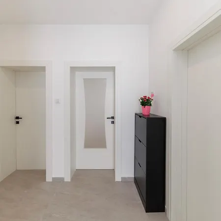 Three-bedroom Dina דירה *