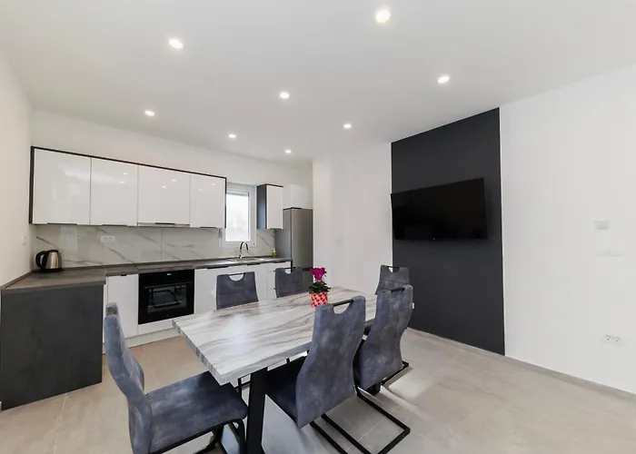 Appartamento Three-bedroom Dina