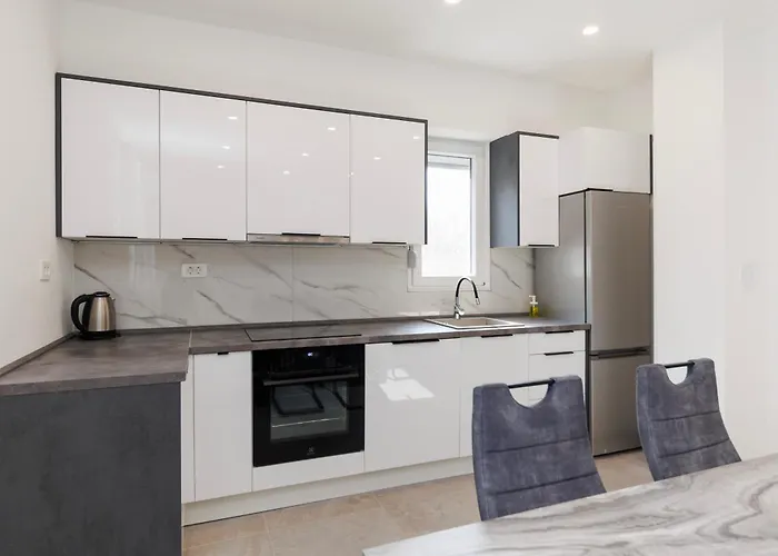 Three-bedroom Dina Appartamento *