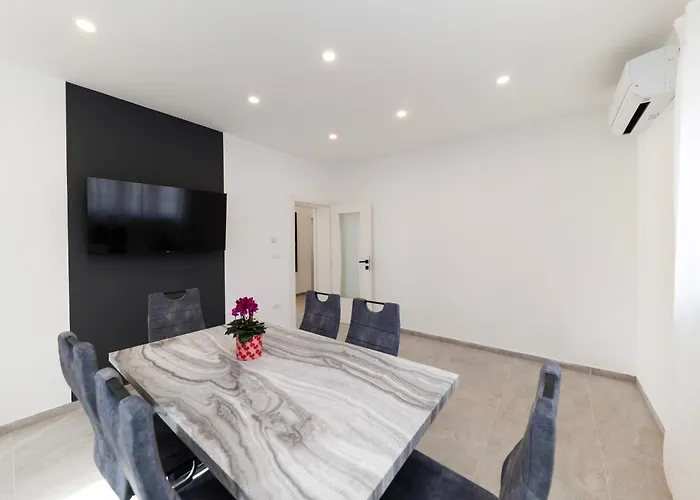 Appartamento Three-bedroom Dina